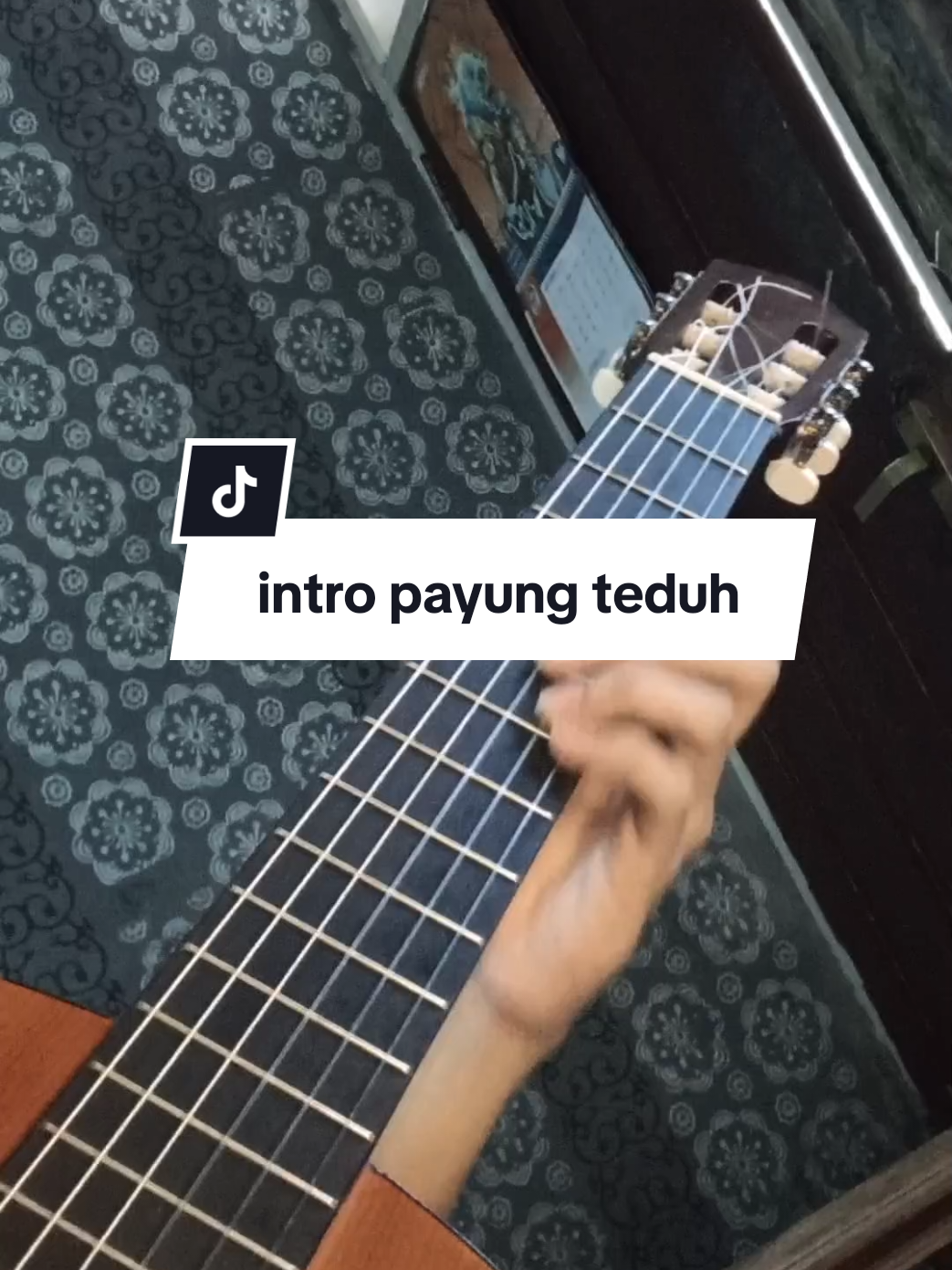 kalo ada yang lebih indah dari intro payung teduh mungkin itu dia@amiyiii  #payungteduh #untukperempuanyangsedangdalampelukan #intro #fingerstyle #fypシ゚ 