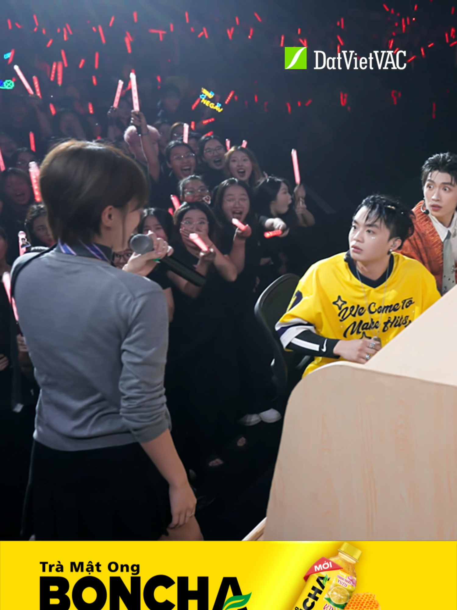 Nói lời yêu ngọt xớt trên sân khấu vậy đó hen, nói chứ tiểu phẩm thôi ai cũng tròn vai hết, phải gọi là một vở kịch buồn, xin phép diễn cả hai vai =))  #DatVietVAC #VieON #VieChannel #ATSH #TikTokGiaiTri #AnhTraiSayHi #NEGAV#HAINAM#CODYNAMVO #DILLANHOANGPHAN #PHAONORTHSIDE