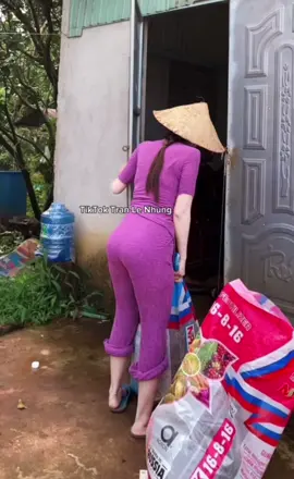 Thu hoạch đúng ngày mưa bão, tuy phơi có hơi vất vả chút vì phải đưa vào đưa ra. Nhưng năm nay được mùa, đã quên hết mệt mỏi rồi ạ🥰