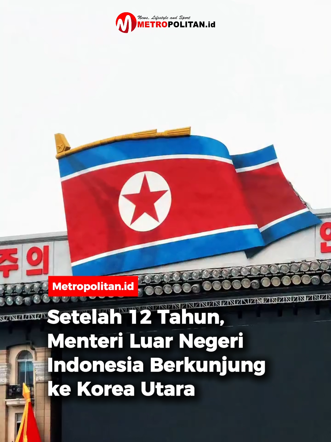 Menteri Luar Negeri Republik Indonesia, Sugiono, melakukan kunjungan resmi ke Pyongyang dan bertemu dengan Menteri Luar Negeri Korea Utara, Choe Son Hui, pada Sabtu (11/10/2025).  Pertemuan ini menjadi pertemuan bilateral pertama antara kedua negara dalam 12 tahun terakhir. Dalam pertemuan tersebut, kedua menteri membahas upaya memperkuat hubungan persahabatan lama antara Indonesia dan Korea Utara yang telah terjalin lebih dari enam dekade.  Keduanya juga menandatangani pembaruan Nota Kesepahaman (MoU) tentang Pembentukan Konsultasi Bilateral sebagai wadah untuk memperdalam kerja sama di berbagai bidang, seperti politik, sosial-budaya, olahraga, dan teknis. Menlu Sugiono menegaskan komitmen Indonesia untuk terus mendorong keterlibatan Korea Utara dalam kerja sama kawasan, termasuk melalui forum ASEAN seperti ASEAN Regional Forum (ARF). Selain menghadiri pertemuan bilateral, Sugiono juga memenuhi undangan pemerintah Korea Utara untuk menghadiri perayaan 80 tahun Partai Pekerja Korea.  Kunjungan ini menandai langkah penting dalam memperkuat diplomasi Indonesia di kawasan Asia Timur dan mempererat hubungan dengan negara-negara non-tradisional. 🎥: menluri #metropolitanid #bacametropolitan #kementerianluarnegeri #menlusugiono #berkunjungkebelanda #pertemuanbilateral