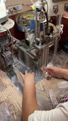 We are a professional hair accessory source factory, providing factory direct sales and wholesale services#jewelry #hairpin #beauty #accessories #clip #factory 