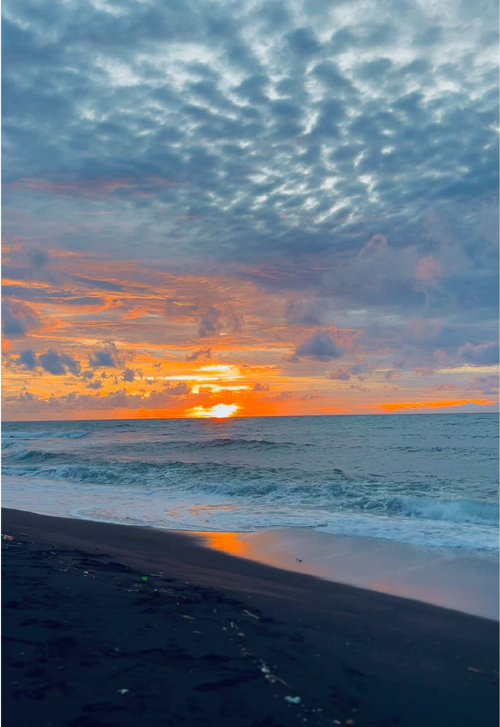 air laut terkadang memang mengalami pasang dan surut. tapi itu tidak merubah rasa air itu sendiri. Tapi ini bukan tentang laut. 🫀🌅 #fypage #laut #senja #vibes #ternate 