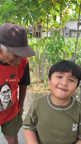 Dia lagi berusaha supaya si mbah rukun lagi sm mbokTem 😂