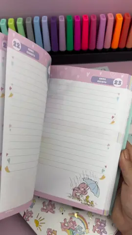 Agenda Ursinhos Carinhosos 💖 Agenda diária com folhas decoradas, existe mas linda? Já disponível no nosso site e lojas físicas 🛍️ 👉🏻 COMPRA SEGURA | www.meupoa.com.br 🛒 use o cupom: APP5 na sua primeira compra no nosso aplicativo oficial Meu Poá 🩷 💌 FRETE GRÁTIS para todo Brasil, consulte sua região 🤑 ganhe CASHBACK em todas as compras #papelaria #papelariaonline #papelariacriativa #papelariafofa #papelariakawaii #materialescolar #asmr