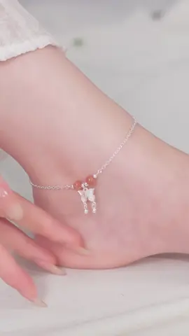 LC0143 đính đá mặt trời rực rỡ mang nguồn năng lượng ấm áp giúp mệnh Hỏa và Thổ thêm phần vượng khí. Đeo ngay để tỏa sáng rạng rỡ mỗi ngày nhé ✨ #daychuyenbactlee #lactaybactlee #khuyentaibactlee #trangsuc #tleejewelry 