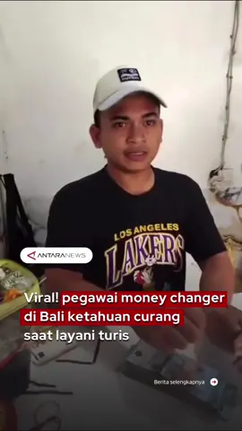Aksi curang seorang pegawai money changer di Ubud, Bali, viral di media sosial setelah terekam kamera turis asing yang menjadi korbannya. Dalam video yang beredar, terlihat pegawai menghitung uang pecahan Rp50 ribu untuk ditukar oleh wisatawan asal Prancis. Awalnya proses penukaran tampak normal. Namun, dalam rekaman yang diperlambat, terlihat pegawai tersebut menjatuhkan beberapa lembar uang ke bawah meja, membuat jumlah yang diterima turis jadi lebih sedikit dari nilai tukar seharusnya. Turis asing itu pun marah dan menegaskan bahwa aksinya direkam. “I record you, Bro! Look! I’m recording you. The money? Quickly. I’ll call the police!” ujarnya dengan nada kesal. Money changer tersebut diketahui milik I Ketut Sudirta, sementara pelaku adalah Gede Sendi Darma Yuda. Aksi curang itu berhasil terekam karena turis menggunakan kamera tersembunyi di kacamata. Setelah menyadari kecurangan, korban langsung membatalkan transaksi dan pergi meninggalkan lokasi. “Bagi money changer yang kedapatan melakukan kecurangan, akan diberikan peringatan tegas dan dapat diproses secara hukum,” ujar Kapolsek Ubud Kompol I Wayan Putra Antara. #MoneyChangerBali #Penipuan #UbudBali #Bali #MoneyChanger 