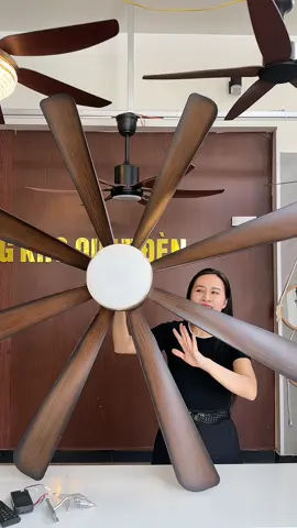 màu bên ngoài rất xịn. 8 cánh nâu vân gỗ phải nói là đỉnh các bác nhỉ.  #oanhoioanh  #noithatnhadep  #quat8canh #quatnauvango 