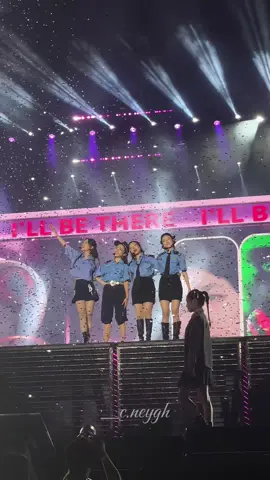 I’ll be there outfit bên ngoài đẹp xỉu luôn á. Bên trong cũng chấn động nhất là lúc “em chào sếp” 🙂ko biết ai là người nghĩ ra cái kịch bản này #emxinhsayhi #concertemxinhsayhi #illbethere #teambot  @LAMOON @Phương Mỹ Chi @Orange Official 🍊 @Han Sara 