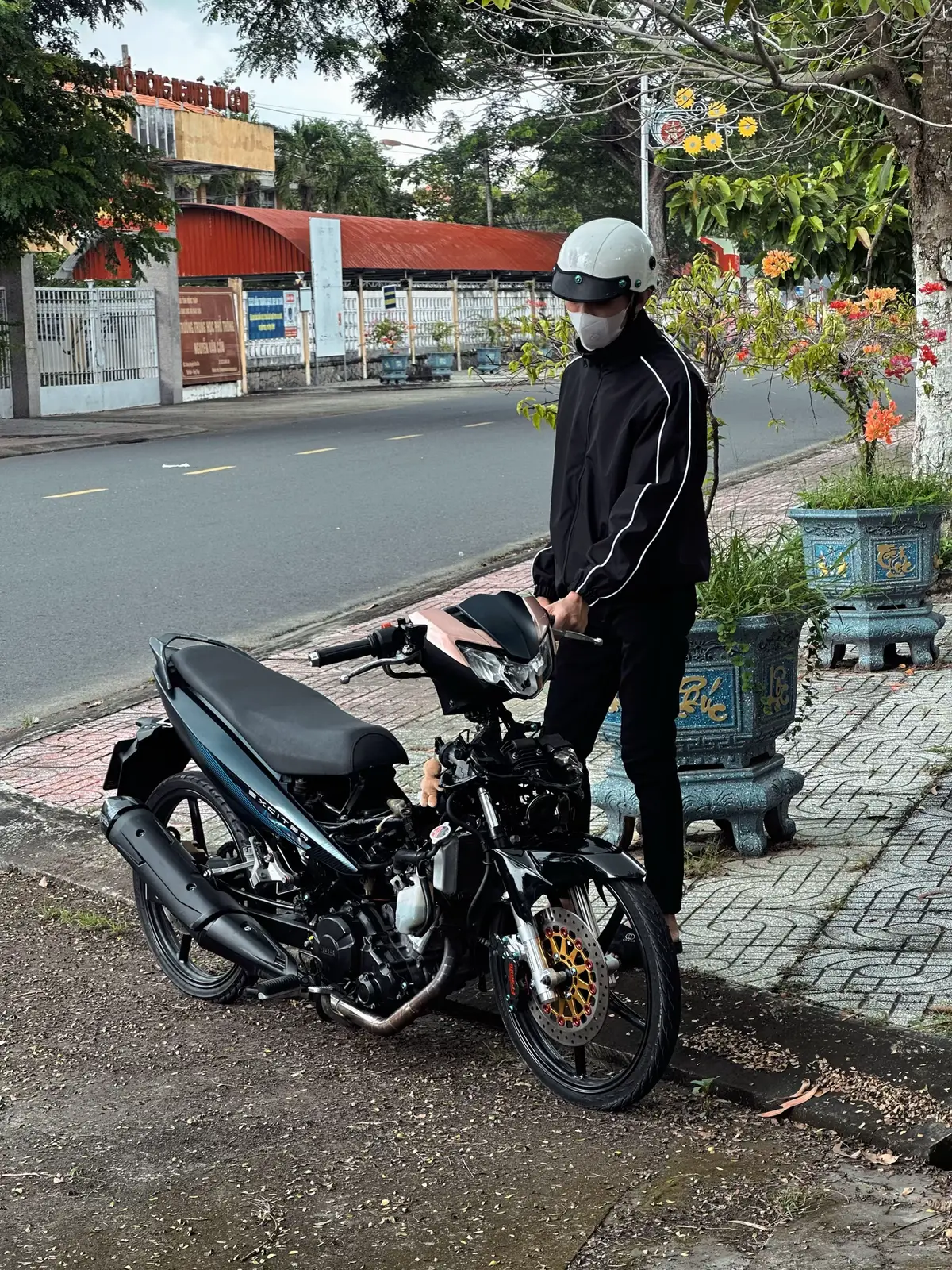 Lướt tóp tóp coi xe mấy ôg đẹp quá nhìn lại xe tui muốn ói 😂 #xuhuong #y15zrmalaysia 