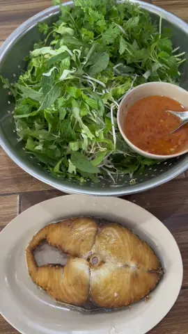 Mời cả nhà cùng em thưởng thức bữa cơm CÁ THU chiên, thơm ngon 🐠#haisanbebu #seafood #xh #haisanthiennhien 