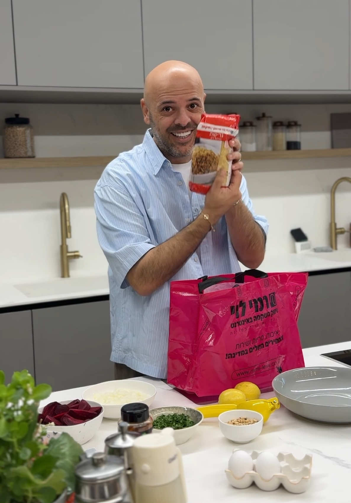 סיר הקובה מקבל מהפך! המתכון הזה לקציצות בורגול ברוטב סלק ורימונים הוא מנה שהופכת כל ארוחה לחגיגה. במקום קובה, תכינו קציצות בשר עם בורגול, פריכות מבחוץ ועסיסיות מבפנים, שמטוגנות קלות ואז מתבשלות ברוטב עשיר של סלק מקורמל ורכז רימונים. המנה הזו כל כך מיוחדת ומרגשת, שהיא תגנוב את ההצגה בכל ארוחת חג. קציצות בשר עם בורגול ברוטב סלק ורימונים מצרכים: לקציצות:  1 כוס בורגול דק (גרישה), מושרה במים חמים למשך כ-15 דקות 500 גרם בשר טחון 100 גרם צנוברים קלויים חופן פטרוזיליה קצוצה 1 כף תבלין קציצות של רון יוחננוב אם אין לכם אפשר בהרט  1 כף שמן מלח ופלפל שחור 1 ביצה לציפוי:  קמח לבן  לרוטב: 3 כפות שמן זית 4 סלקים מקולפים, חתוכים לסירות 1 כף סוכר לבן 4 כפות רכז רימונים 5 גבעולי סלרי קצוצים עם העלים 2 כוסות מים מיץ מ-2 לימונים מלח ופלפל שחור אופן ההכנה: בקערה גדולה, מערבבים את הבורגול המושרה והמסונן, בשר טחון, צנוברים, פטרוזיליה, תבלין קציצות, שמן, מלח, פלפל וביצה. לשים היטב עד שהתערובת אחידה. יוצרים קציצות עגולות בעזרת ידיים משומנות קלות. מצפים כל קציצה בקמח. בסיר סוטאז' מטגנים את הקציצות במעט שמן עד שהן מזהיבות מכל הצדדים. באותו סיר (אחרי שהקציצות הועברו לצלחת), מחממים שמן זית ומקפיצים את הסלקים עם הסוכר הלבן ורכז הרימונים. מוסיפים את הסלרי ומקפיצים כמה דקות. יוצקים 2 כוסות מים, מיץ לימונים, מלח ופלפל שחור, ומביאים לרתיחה. מחזירים את הקציצות המטוגנות לסיר. מפזרים מעל פטרוזיליה, מכסים, מנמיכים את האש ובשלים במשך 40 דקות, או עד שהקציצות רכות והרוטב מסמיך. הגשה: מגישים חם, רצוי עם אורז או קוסקוס. @ronyohanan 