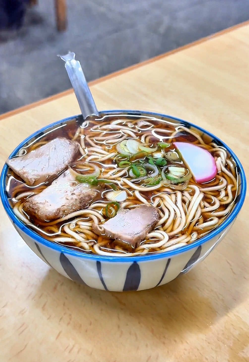 岐阜のソウルフード！みんな思い出を食べにくる600円の中華そば🍜 岐阜のソウルフードと言えばコレで決まり🍜 創業107年の『丸デブ 総本店』さん！ このご時世に中華そば 600円😳 スープはなみなみ、麺はつるつる。 シンプルなのにクセになる、飾らない一杯。 メニューは中華そばとわんたんの2種類だけ。 “昔ながら”を超えて、“永遠の定番”って言いたくなる味。 岐阜に来たら絶対食べてほしい老舗ラーメンです！ 〰︎〰︎〰︎〰︎〰︎〰︎〰︎〰︎〰︎〰︎〰︎〰︎ #岐阜グルメ  #中華そば  #instafood  #japanesefood  #ramen