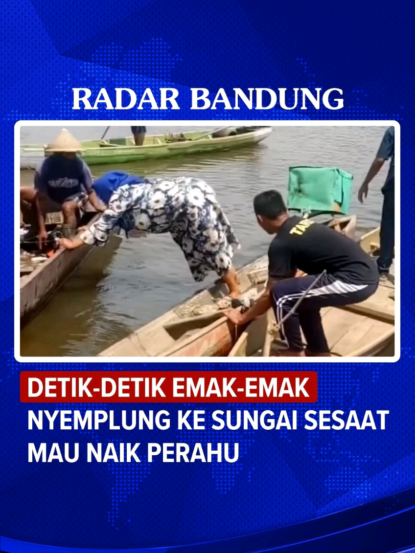 Kejadian lucu mewarnai momen keberangkatan sebuah perahu ketika seorang emak-emak terjebur di pinggiran sungai tepat saat hendak menaikinya, sebuah pemandangan yang sontak mengundang gelak tawa orang yang yang melihatnya (Jjp) #radarbandung #trending  #lucu 