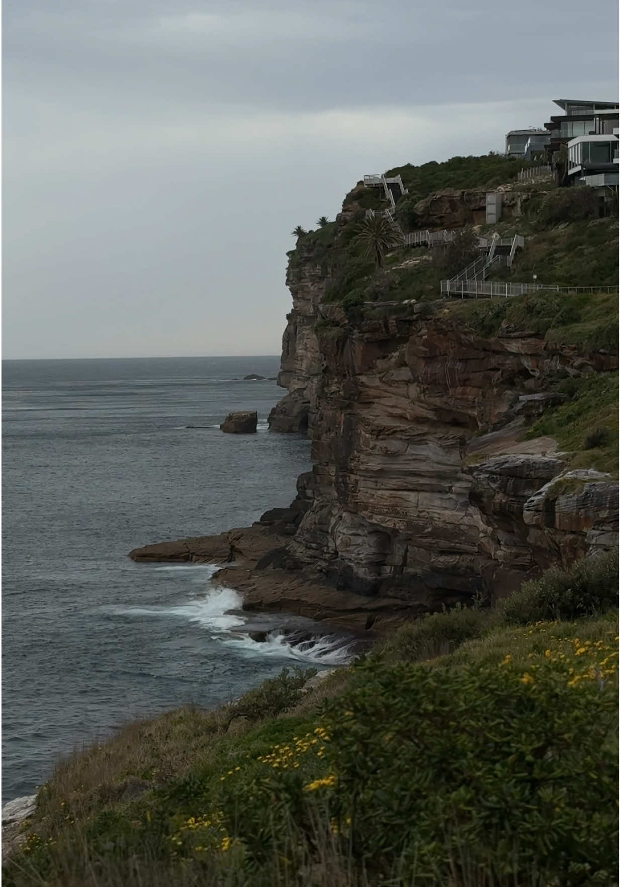 Serenity by the sea breeze — this place is truly magical. #coastalwalk #cliff #feelnewsydney #doverheights #diamondbay 