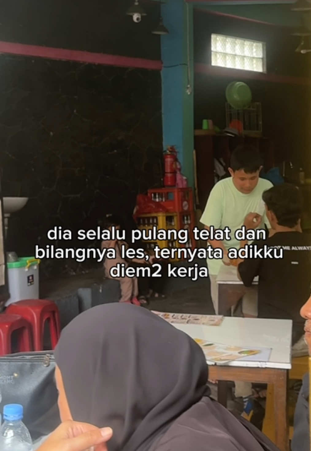 diem2 datengin ke tmpt kerja adek aku🥹 #haru #terharu #kerja #viral #fyp