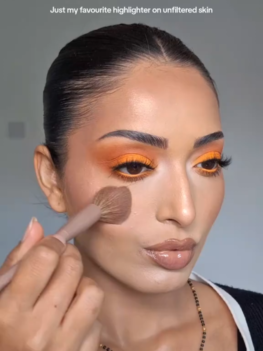 No gatekeeping  @Kylie Cosmetics Highlighter in Salted caramel  #Highlighter #glowymakeup #realskin #fyp 
