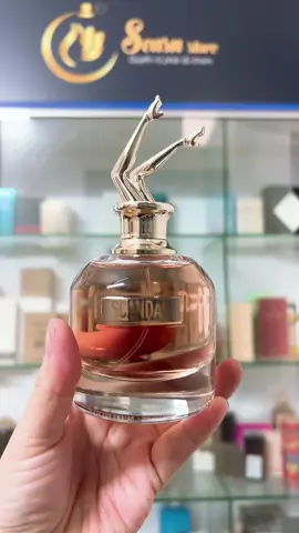 💃💃💃Nước hoa 𝐉𝐞𝐚𝐧 𝐏𝐚𝐮𝐥 𝐆𝐚𝐮𝐥𝐭𝐢𝐞𝐫  𝐒𝐜𝐚𝐧𝐝𝐚𝐥 𝐄𝐃𝐏 80ml🫦🫦🫦 Nước hoa Scandal Edp Quyến rũ sexy ngọt ngào của  mật ong và hoắc hương chính là hai thành phần dễ nhân biết nhất.  🌹Mở đầu là sự ngọt ngào đầy lôi cuốn của cam đỏ, quả quýt hồng đến nổi làm ta ngây dại.  🌹Tiếp đến là hương quen thuộc của gỗ đàn hương nhưng vẫn làm ta sao xuyến cùng với mật ong, hoa sơn ca, hoa nhài, hoa cam, quả đào. 🌹Mùi hương cuối kết thúc với sự kết hợp của cây hoắc hương, sáp tổ ong, cam thảo. #seasustore #perfum #nuochoachinhhang #nuochoa #nuochoanu 