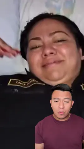 Agente de la policía nacional civil de Guatemala es grabada comiendo un chocobanano con el uniforme puesto y es suspendida de sus labores y sin goce de sueldo por un mes#viralvideo #policiadeguatemala #guatemala #ustequeopina #policia
