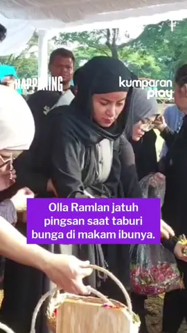 Presenter Olla Ramlan jatuh pingsan saat ikut menghadiri pemakaman Ibunya, Tis'ah Djahri, di TPU Tanah Kusir, Jakarta Selatan, Minggu (12/10). Ibunda Olla Ramlan meninggal dunia pada Minggu pagi ini di kediamannya di Bintaro, Tangerang Selatan, usai mengalami sakit pasca operasi. Aset: kumparan #happening #update #entertainment #svt #ollaramlan #tputanahkusir #kabarduka #aufarhutapea