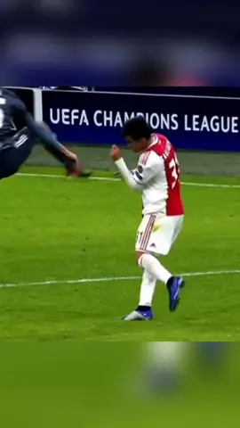 Os Zagueiros Mais Perigosos da História! 💀 Quem é o Número 1?#FutebolBrutal #ZagueirosLendários #SergioRamos #futebolraiz 