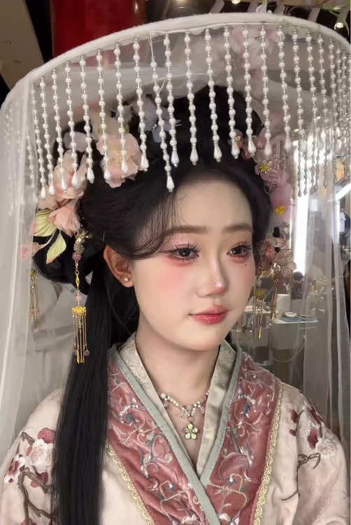 The wind brushes the hat curtain.#makeup #Hanfu #beauty #chinese #style 