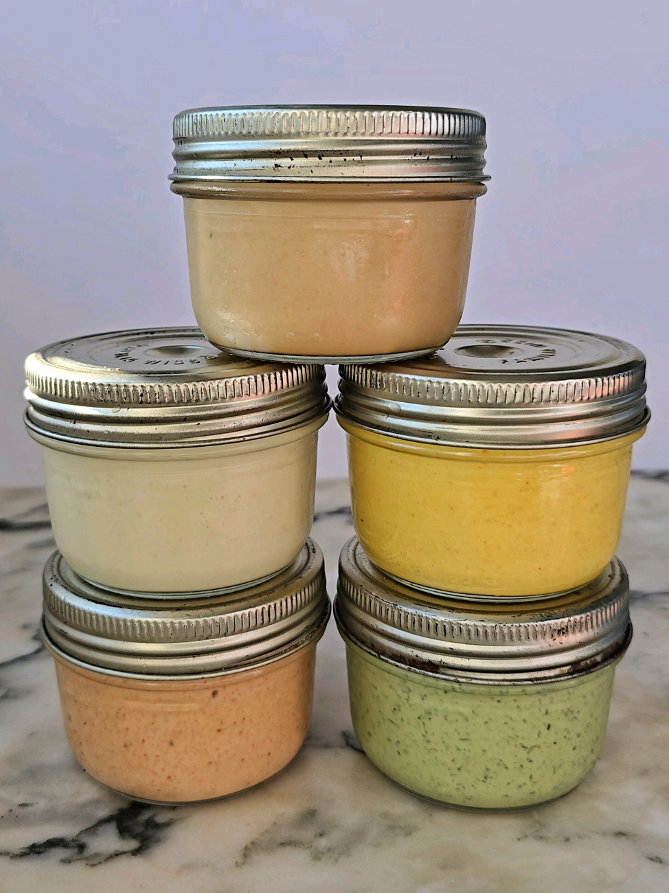 VINAIGRETTES À partir de la même base, 5 sauces, dont certaines tirées de SAUCER N'EST PAS TREMPER.  LA BASE 1 cas de moutarde 10cl de vinaigre de cidre 20cl d'huile de colza SOJA SÉSAME 1 cac de miso 1 cas d'huile de sésame torefiee 1 cas de sauce soja BASILC & ANCHOIS 1 poignée de basilic 5 filets d'anchois 1 demie gousse d'ail MAYO KIMCHI 1 œuf dur 2 cas de kimchi MIEL & GINGEMBRE 1 cas de miel 1 gousse d' ail 1 petit morceau de gigngembre 1 demi citron vert TAHINI & CURCUMA 1 cas de yaourt grec 1 cas de tahini 1 demi citron jaune 1 demie gousse d'ail 1 cac de curcuma