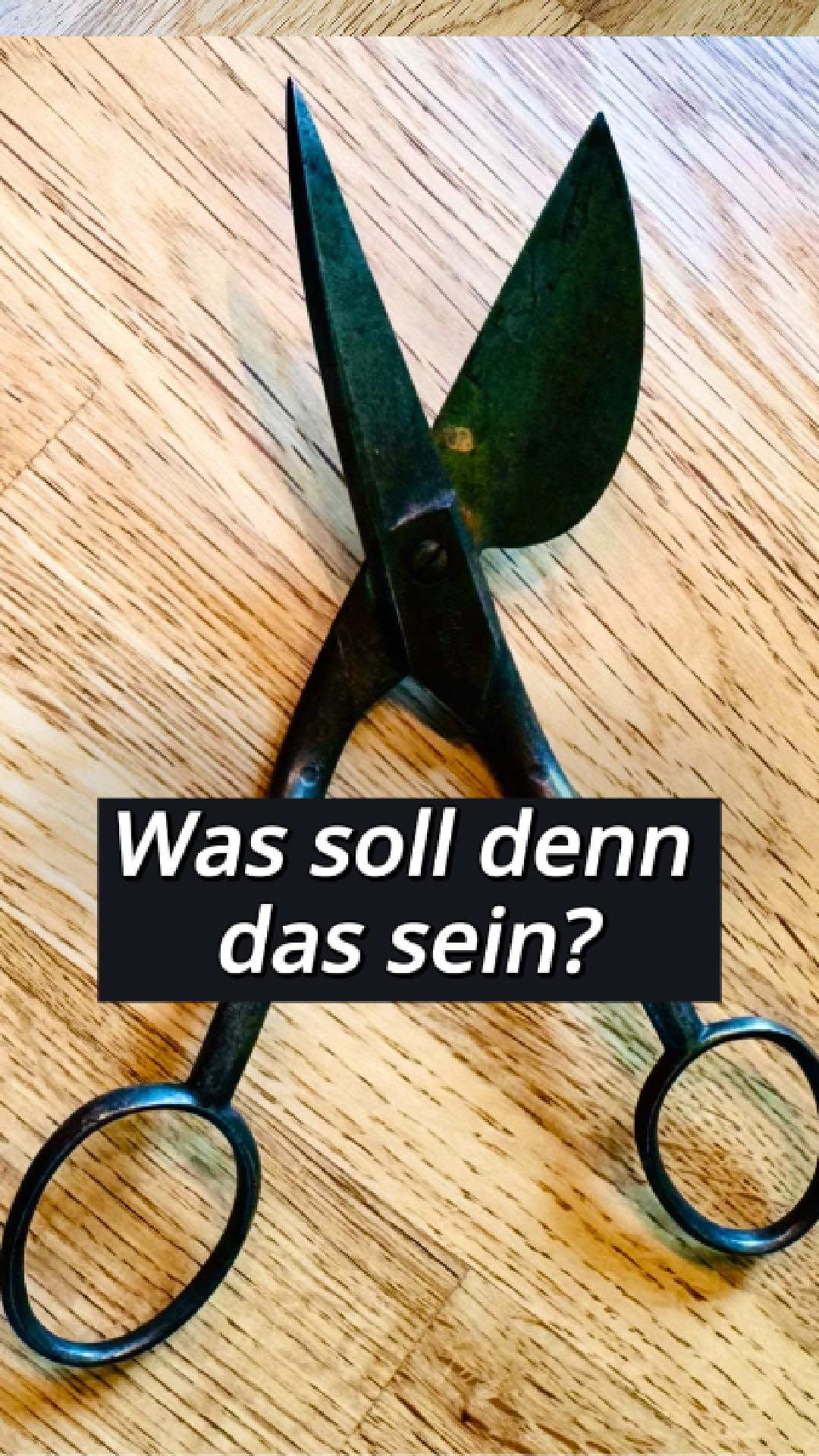 Bevor es Schalter und Strom gab, pflegte man das Licht mit einer kleinen Schere. 🕯️✂️ Diese Dochtschere erinnert an jene Abende, an denen das warme Kerzenlicht der Mittelpunkt des Hauses war. Ein stiller Zeuge vergangener Zeiten – schlicht, schön, bedeutsam. 🌙 #Dochtschere #geschichtetok #geschichte #historytok #GeschichteErzählt  👉 Wenn du mehr spannende, kurze Geschichtsfakten willst: ✔️ Abonnieren nicht vergessen ✔️ Like dalassen ✔️ Teile das Video mit Geschichtsfans