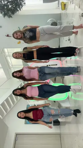 had to do our iconic dance again @Joyy.mei @Aishah Sofey @summer @ava ☆ @julia❣️ 