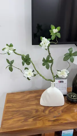 Bình hoa xinh quá luôn #trangtrinhacua #decor #binhhoa #hoalua #quyendoazalea 