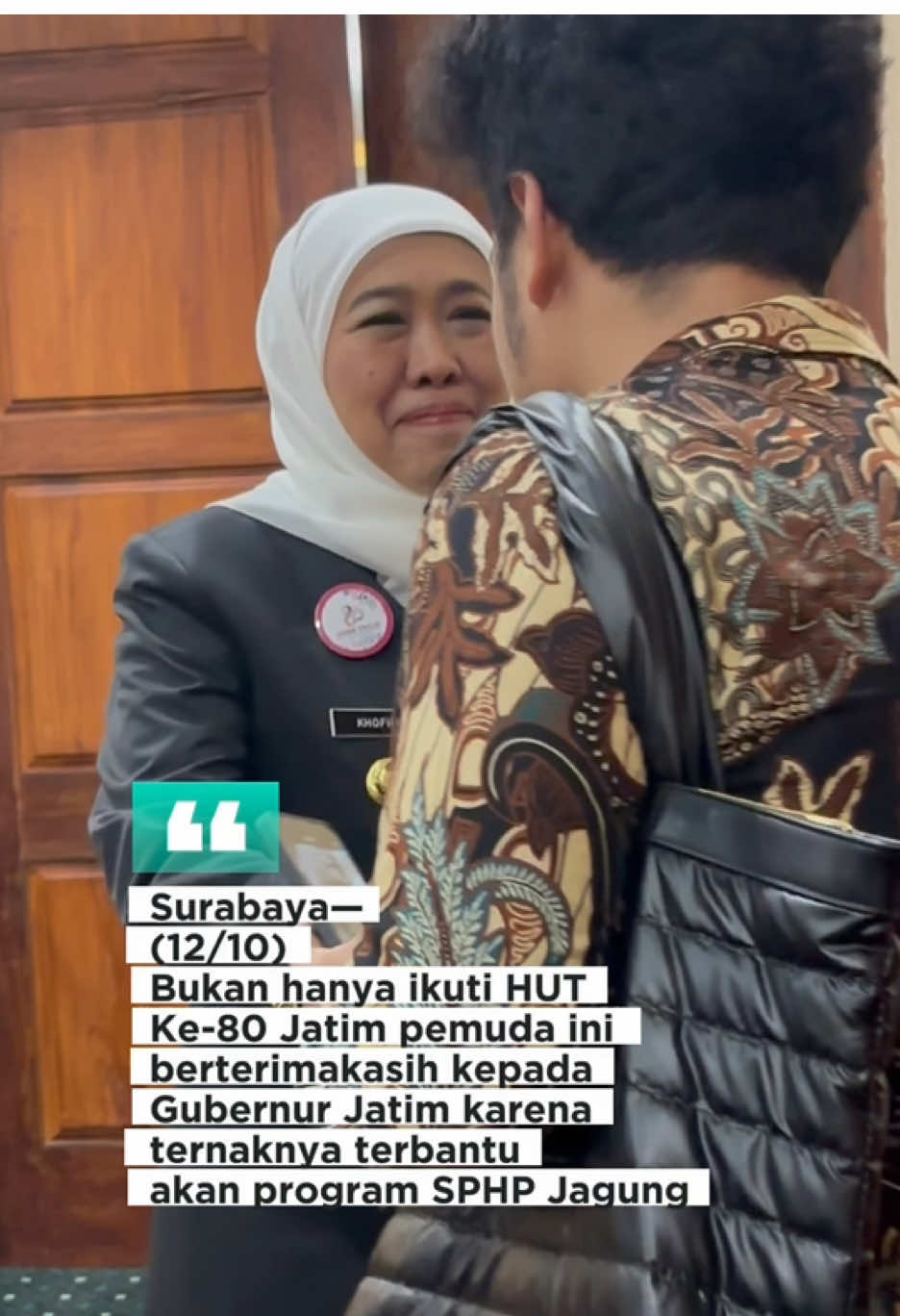 Seorang pemuda asal Blitar menyampaikan rasa terima kasihnya kepada Gubernur Jawa Timur atas keberadaan program Stabilisasi Pasokan dan Harga Pangan (SPHP). Program ini dinilai sangat membantu usaha ternak ayam yang digelutinya, terutama dalam menghadapi naik-turunnya harga pakan dan bahan kebutuhan pokok lainnya. “Dengan adanya program SPHP, harga jagung dan bahan pangan jadi lebih stabil. Ini sangat meringankan beban kami sebagai peternak,” ujarnya. #fyp #viral #jatimterkini #hutjatim80 #khofifahindahparawansa 