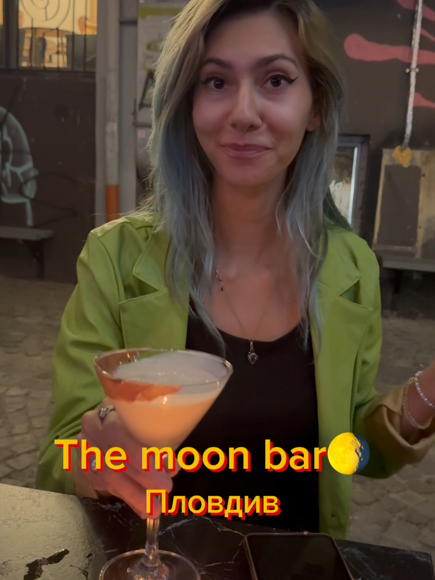 Ново (поне за мен) място в Пловдив с обстановка, подходяща за есенния halloween vibe ✨️🍸 #коктейли #бар #пловдивкапана #мнение #новомясто 