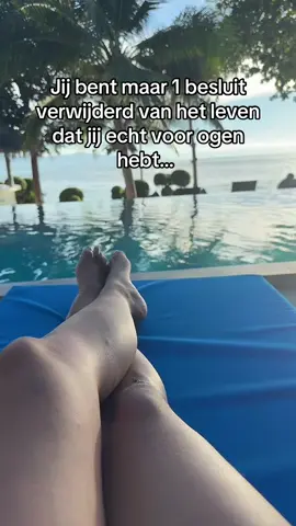 Dat “ene besluit” waar iedereen het over heeft? Dat is het moment waarop je stopt met leven vanuit tekort. Wanneer je besluit dat jij niet langer de versie blijft die wacht tot het veilig voelt. Die stopt met het labelen wat wel en niet kan, wat goed of slecht is..  Je kiest ondanks de angst, ondanks wat je mind zegt.. Het moment dat je besluit all in te gaan en je omringt met mensen die al zijn waar jij wilt zijn, je kiest om in jezelf te investeren en los te komen van alle programmeringen die niet in lijn is met jou daadwerkelijke droom  Tijd is een illusie dus stop ook met je te verschuilen achter die excuus, jij kan instant manifesteren je hoeft alleen te leren je power weer terug te claimen en te herinneren dat jij alles kunt creeren instant! Dat is het besluit dat alles verandert⚡️ #Manifest #NextLevelSelf #ReclaimYourPower #ManifestCoach #BewustzijnVergroten  