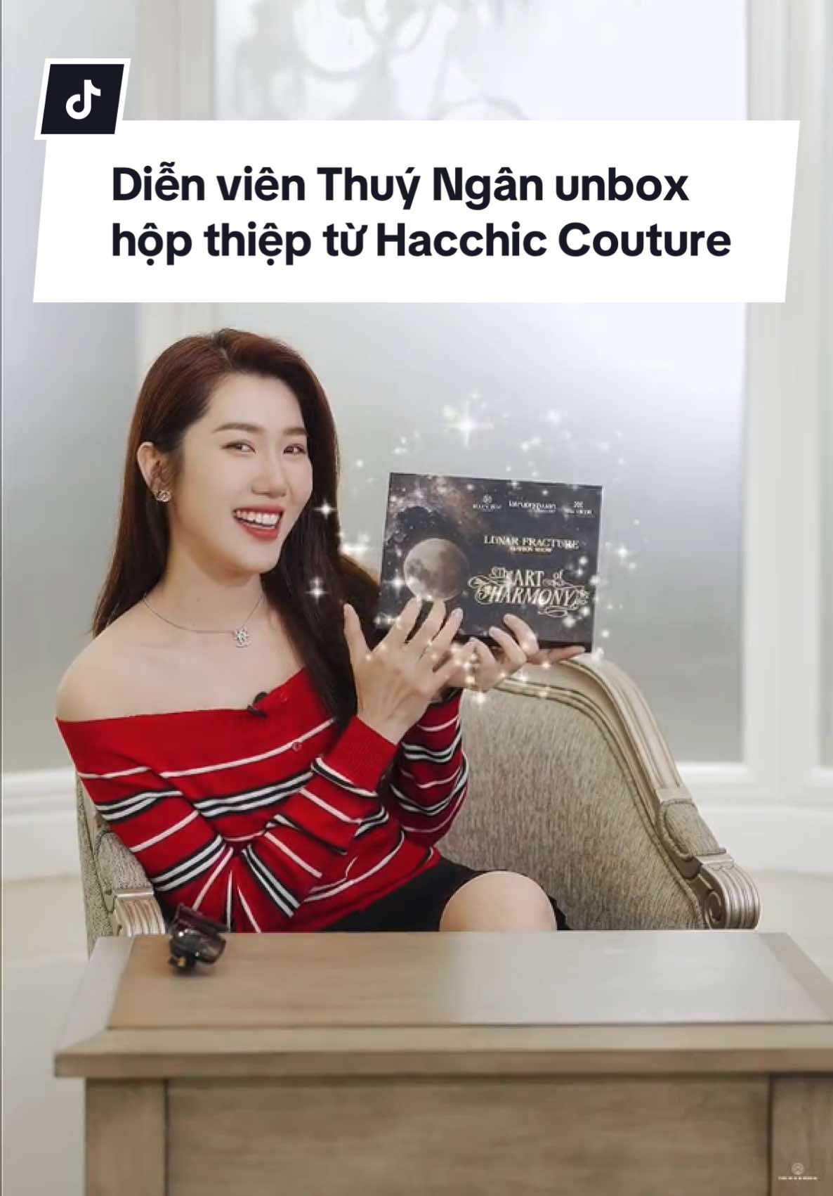 𝐃𝐢ễ𝐧 𝐯𝐢𝐞̂𝐧 𝐓𝐡𝐮𝐲́ 𝐍𝐠𝐚̂𝐧 𝐯𝐚̀ 𝐤𝐡𝐨ả𝐧𝐡 𝐤𝐡ắ𝐜 𝐡𝐞́ 𝐥ộ 𝐭𝐡𝐨̂𝐧𝐠 đ𝐢ệ𝐩 ẩ𝐧 𝐬𝐚𝐮 𝐬𝐡𝐨𝐰 𝐝𝐢ễ𝐧 𝐇𝐚𝐜𝐜𝐡𝐢𝐜 𝐂𝐨𝐮𝐭𝐮𝐫𝐞 𝐧𝐠𝐚̀𝐲 𝟏𝟓.𝟏𝟎 Chỉ còn 2 ngày nữa, show diễn “𝐋𝐮𝐧𝐚𝐫 𝐅𝐫𝐚𝐜𝐭𝐮𝐫𝐞 – 𝐓𝐡𝐞 𝐀𝐫𝐭 𝐨𝐟 𝐇𝐚𝐫𝐦𝐨𝐧𝐲 𝐒𝐡𝐨𝐰𝐜𝐚𝐬𝐞” của Hacchic Couture sẽ chính thức diễn ra tại GEM Center (TP.HCM) — trong không gian nghệ thuật được kiến tạo bởi Lá Trường Xuân Luxury Wedding & Event, đơn vị đồng tổ chức, mang đậm tính nghệ thuật và cảm xúc  Trước thềm sự kiện, diễn viên Thuý Ngân vừa hé lộ lời mời đặc biệt từ Hacchic Couture,  tấm thiệp mang trong mình hơi thở của ánh trăng, nơi ánh sáng và bóng tối đan xen, phản chiếu vẻ đẹp mong manh nhưng đầy nội lực. Thiết kế thiệp được chế tác tỉ mỉ: nền đen huyền bí gợi vũ trụ sâu thẳm, ánh kim lấp lánh tượng trưng cho vầng trăng soi rọi, cùng những đường cắt nổi tinh xảo mô phỏng khu vườn hoa dưới ánh trăng. Mỗi chi tiết đều ẩn chứa tinh thần nghệ thuật mà Hacchic Couture muốn gửi gắm qua “𝐋𝐮𝐧𝐚𝐫 𝐅𝐫𝐚𝐜𝐭𝐮𝐫𝐞 – 𝐓𝐡𝐞 𝐀𝐫𝐭 𝐨𝐟 𝐇𝐚𝐫𝐦𝐨𝐧𝐲”. ✨ Hãy cùng Hacchic Couture và Thuý Ngân đếm ngược đến đêm 15.10.  Nơi thời trang, nghệ thuật và cảm xúc hòa quyện dưới ánh trăng, tạo nên một hành trình thăng hoa của sự hài hòa và tinh tế. 𝐕𝐢𝐝𝐞𝐨: M.O.B Media 𝐓𝐡𝐢ệ𝐩: Peonies Wedding Print ——— 𝐓𝐡𝐞 𝐚𝐫𝐭 𝐨𝐟 𝐇𝐚𝐫𝐦𝐨𝐧𝐲 - “𝐋𝐮𝐧𝐚𝐫 𝐅𝐫𝐚𝐜𝐭𝐮𝐫𝐞” 𝐅𝐚𝐬𝐡𝐢𝐨𝐧 𝐒𝐡𝐨𝐰 ⌛️Thời gian: 15.10.2025 📍Địa điểm: GEM Center, 08 Nguyen Binh Khiem St., Sai Gon Ward, HCMC, Viet Nam #HacchicCouture #HacchicBlush #MarianRivera #ThuyNgan #SS26           