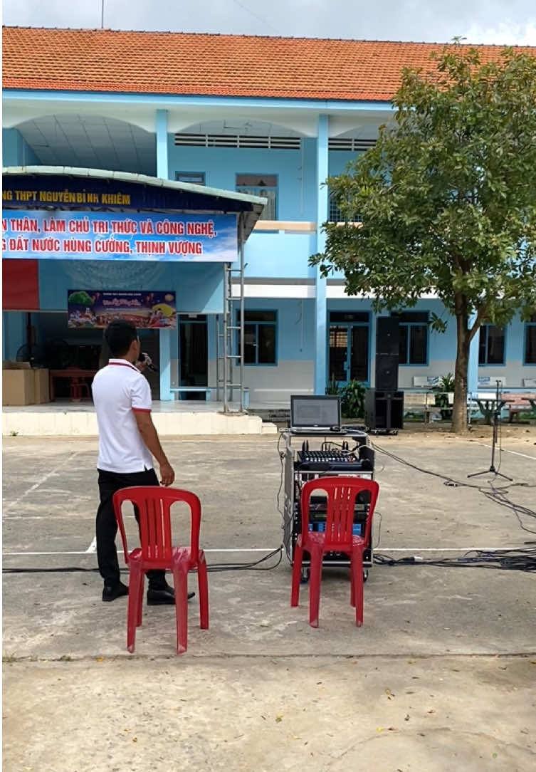 Đi đám cưới vẫn không quên tác nghiệp. Mang giầy tây đi setup âm thanh tự tin hẳn ta #cao #setup 