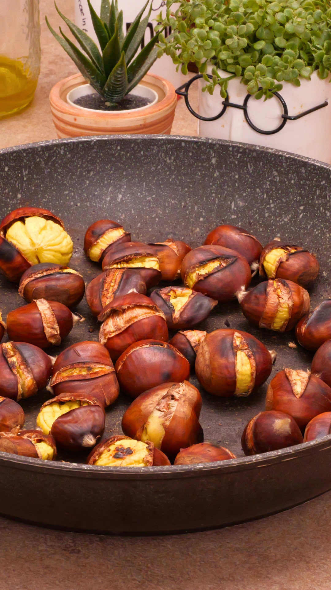 Castagne cotte in padella con il trucco della carta forno  INGREDIENTI/UTENSILI  1 kg di castagne  1 lt di acqua Carta forno  Padella Ciotola Se possibile, mettere le castagne in ammollo per 20 minuti in acqua a temperatura ambiente in modo da farle reidratare Dopo 20 minuti eliminare quelle salite a galla Inciderle in orizzontale leggermente lungo tutta la superficie centrale stando attenti a non andare troppo in profondità rovinando il frutto e man mano metterle in un contenitore con acqua tiepida e lasciare in ammollo per una mezz'oretta Una volta incise tutte, lasciare in ammollo in acqua tiepida per almeno 30 minuti Scolare le castagne ed asciugarle passandole in un canovaccio Mettere le castagne in padella Bagnare un pezzo di carta forno, strizzarlo un pò, coprire le castagne e far cuocere a fiamma medio alta per 30-35 minuti  Girare le castagne ogni 4-5 minuti ed ogni volta bagnare e rimettere sulle castagne la carta forno A fine cottura trasferire le castagne in un contenitore rivestito con la carta forno bagnata (quella usata per la cottura), chiudere e lasciar intiepidire per almeno una decina di minuti e poi servire #castagne #ricette #caldarroste