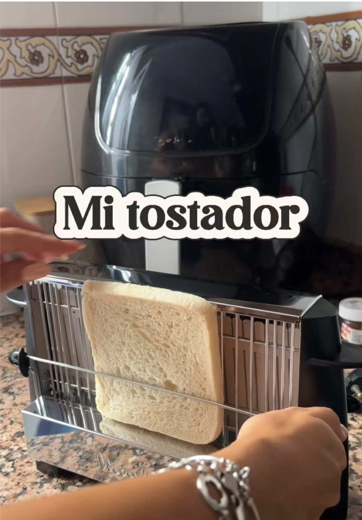 💖 Poco a poco, mi ajuar va tomando forma… Y este tostador de Moulinex no podía faltar 😍 Compacto, bonito y con ese toque vintage que me encanta 🍞✨ Porque los pequeños detalles también hacen hogar 🏠 #Moulinex #AjuarDeCasa #HomeVibes #CocinaBonita #tostador @MOULINEX 