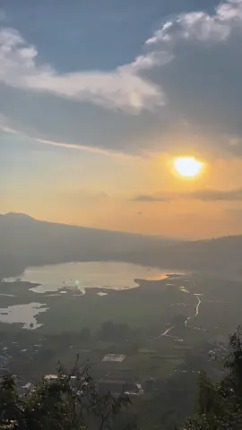 🌞😍                                                        #bukitsrege #pendakigunung #sunset #sunsetgunung #ngantang 