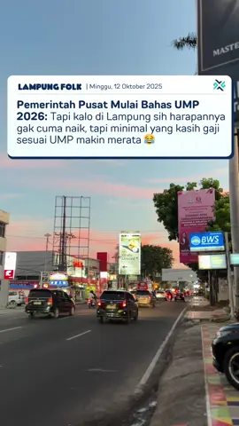 Pemerintah mulai membuka pembahasan resmi soal kenaikan Upah Minimum Provinsi (UMP) 2026. Saat ini, Kementerian Ketenagakerjaan sedang menggelar dialog sosial bersama perwakilan buruh dan pengusaha untuk menyusun formula baru yang dianggap adil bagi semua pihak. Serikat buruh, lewat KSPI dan Partai Buruh, mendorong kenaikan UMP antara 8,5 hingga 10,5 persen, dengan alasan biaya hidup yang terus meningkat dan kebutuhan pekerja yang makin besar. Di sisi lain, pemerintah masih berhitung dengan kondisi ekonomi nasional dan kemampuan dunia usaha, sinyal awal menunjukkan angka kenaikan sekitar 6,5 persen sedang dipertimbangkan. Kalau skenario itu benar terjadi, UMP DKI Jakarta misalnya bisa naik dari sekitar Rp5,39 juta menjadi Rp5,7 juta. Sementara daerah lain seperti Jawa Barat, Jawa Tengah, dan Lampung juga bakal mengalami penyesuaian sesuai formula inflasi dan pertumbuhan ekonomi masing-masing. Kemenaker menargetkan formula resmi dan keputusan akhir soal UMP 2026 rampung pada bulan November mendatang. Jadi, buat para pekerja, sabar sedikit, masih ada waktu sebelum angka pastinya diumumkan. Yang jelas, pembahasan kali ini bakal menentukan arah daya beli masyarakat dan keseimbangan ekonomi tahun depan. Gimana menurut kamu? 👀  Source: Antara, Republika, Merdeka #LampungFolk #InfoLampung #beritalampung #lampung #karirlampung             