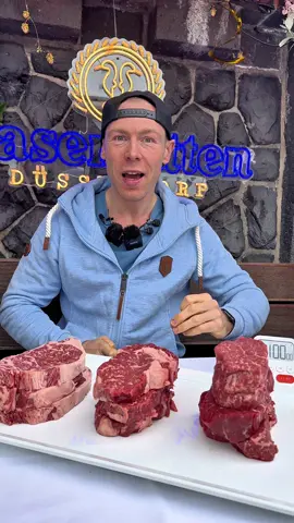 Ich versuche die neue Hot Stone Steak Challenge🔥😱🍖 LIVE aus Düsseldorf 🔥   Das Heimspiel an kasematten – 3x3 Big Hit Stone Premium-Steak auf heißen Steinen!   Rumpsteak, Entrecôte und Filet – je 3 Stück, dazu Dips, Spinat, Pommes und Baguette.   60 Minuten Zeit, 1 Big M, 1 Pass auf dem Spiel!   👉 Kommentiere „PASS“, wenn du glaubst, dass ich es schaffe!   👉 Alles on-cam, keine Tricks – reines Steak & Willenskraft 🫃🔥   #BigM #SteakChallenge #Düsseldorf #HotStone #foodchallenge 