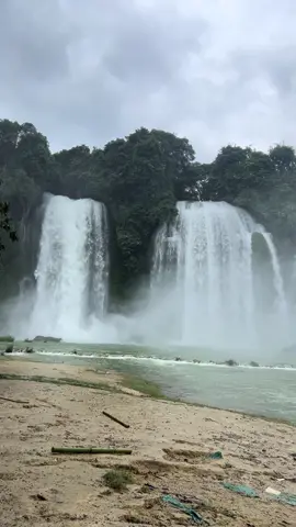 Trời âm u nhưng bù lại thác nước quá đẹp 🥰. #thacbangioc #caobang #checkinvietnam #travel #dulich 