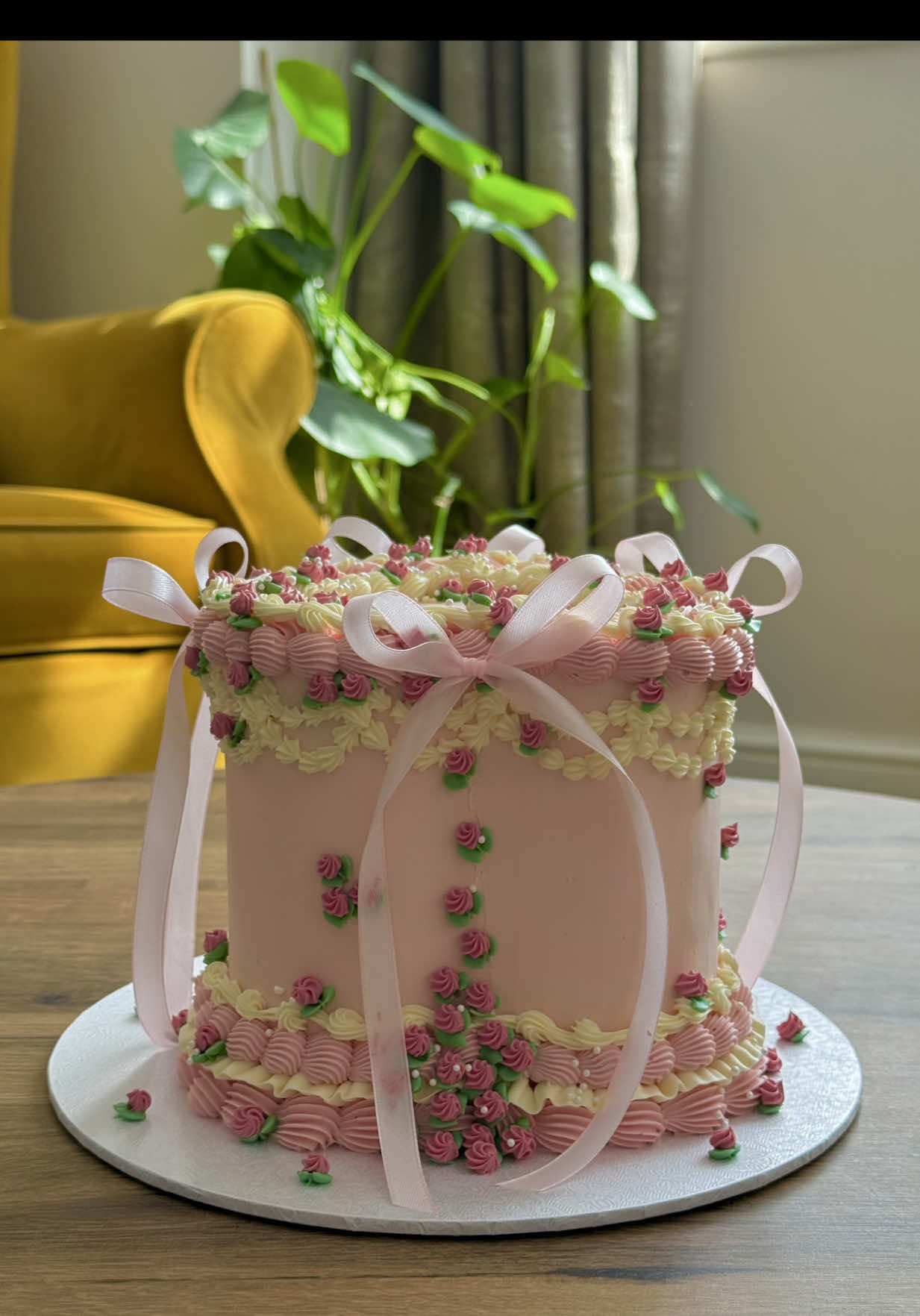 Decorate a vintage heart cake with me in my signature style💕🌸🌷🌱✨ #vintagecake #heartcake #fyp #cakedecorating 