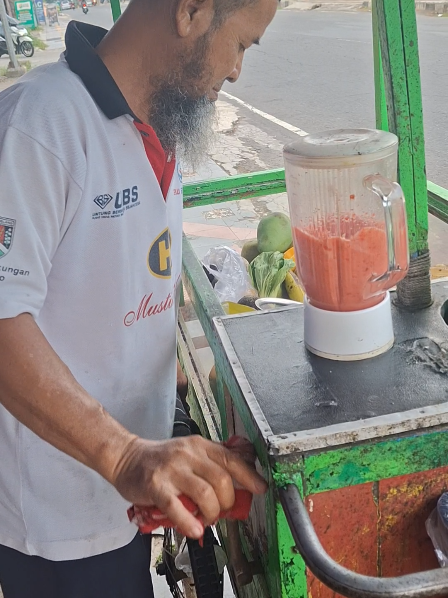 Replying to @rizukka.26 Terjawab sudah ya teman teman bapak ini Modifikasi Mesin Motor Honda Supercup dan Honda Grand loh untuk buat Jus Engkol kayak gini 👌👍🤩 #streetfood #jusbuah #fyppppppppppppppppppppppp #viral 