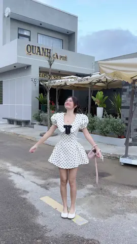 “Anh thì nhìn xa trông rộng , Còn em nhìn gần trông xinhh..” 😉🎀