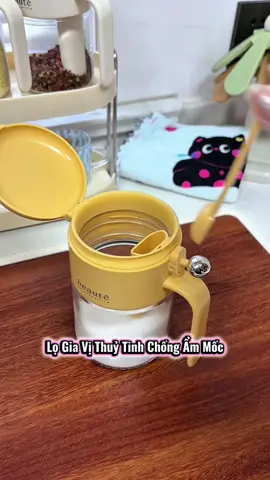 Cuối cùng tôi cũng mua được một lọ gia vị tốt. Nó không chỉ có ngăn đựng thìa mà còn có nắp đậy chắc chắn và cực kỳ tiện lợi khi mở bằng một tay!! #lodunggiavithuytinh #lodunggiavicothia #giadungnhabep #thietthuc #jizonguyen 