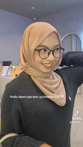 because Cermin mata or spectacle is her school essential too, her favourite spectacle is from @Factory Eyewear Official 🤓😘