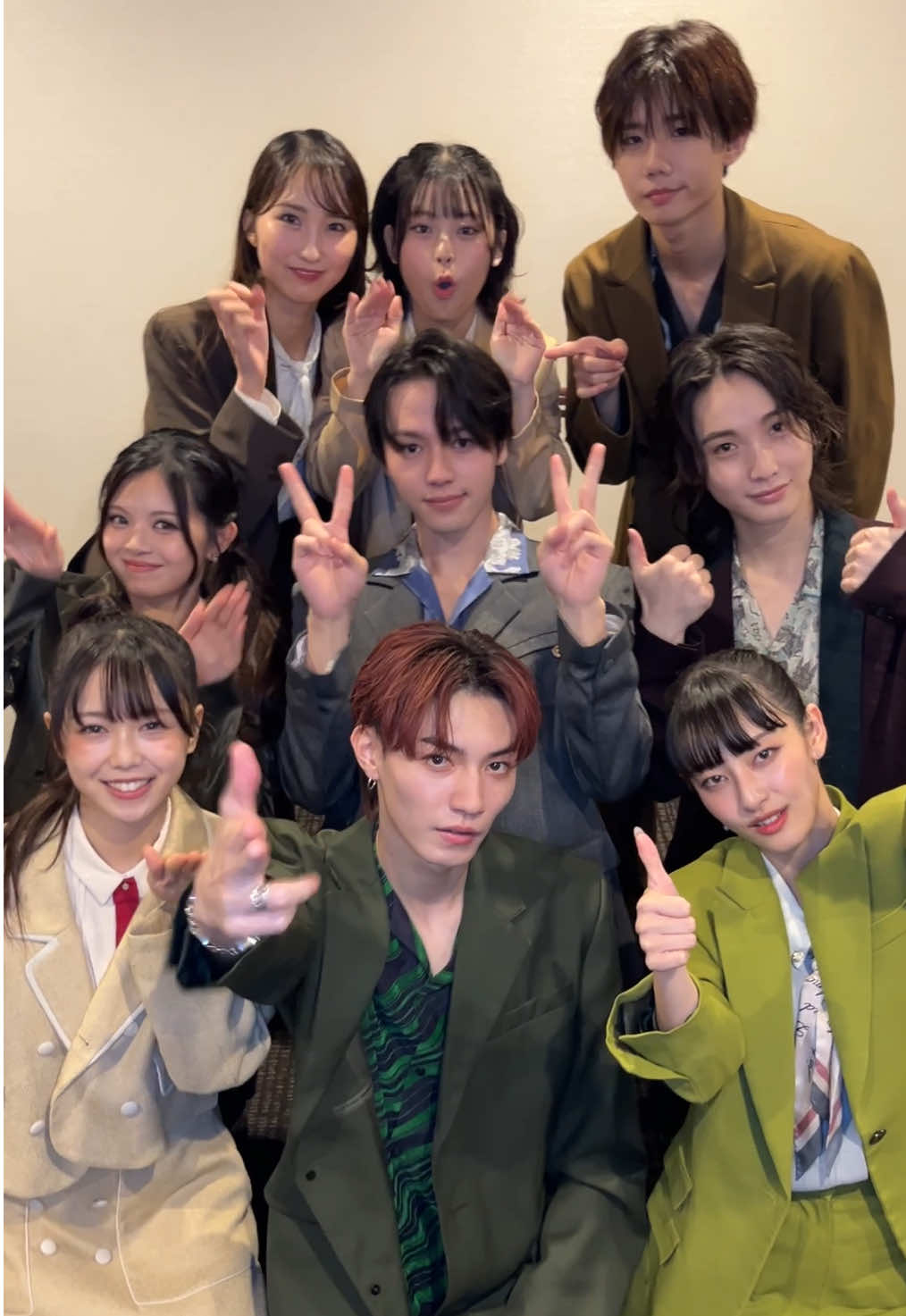 「#春雷フライト」手振りぜひ覚えて踊ってください✈️⚡️ 今夜第4話放送！ #相原一心 が 真行寺兼満 役で出演！ ドラマ「#タクミくんシリーズ －Drama－」主題歌🏫✨ #ONELOVEONEHEART  #ラブワン