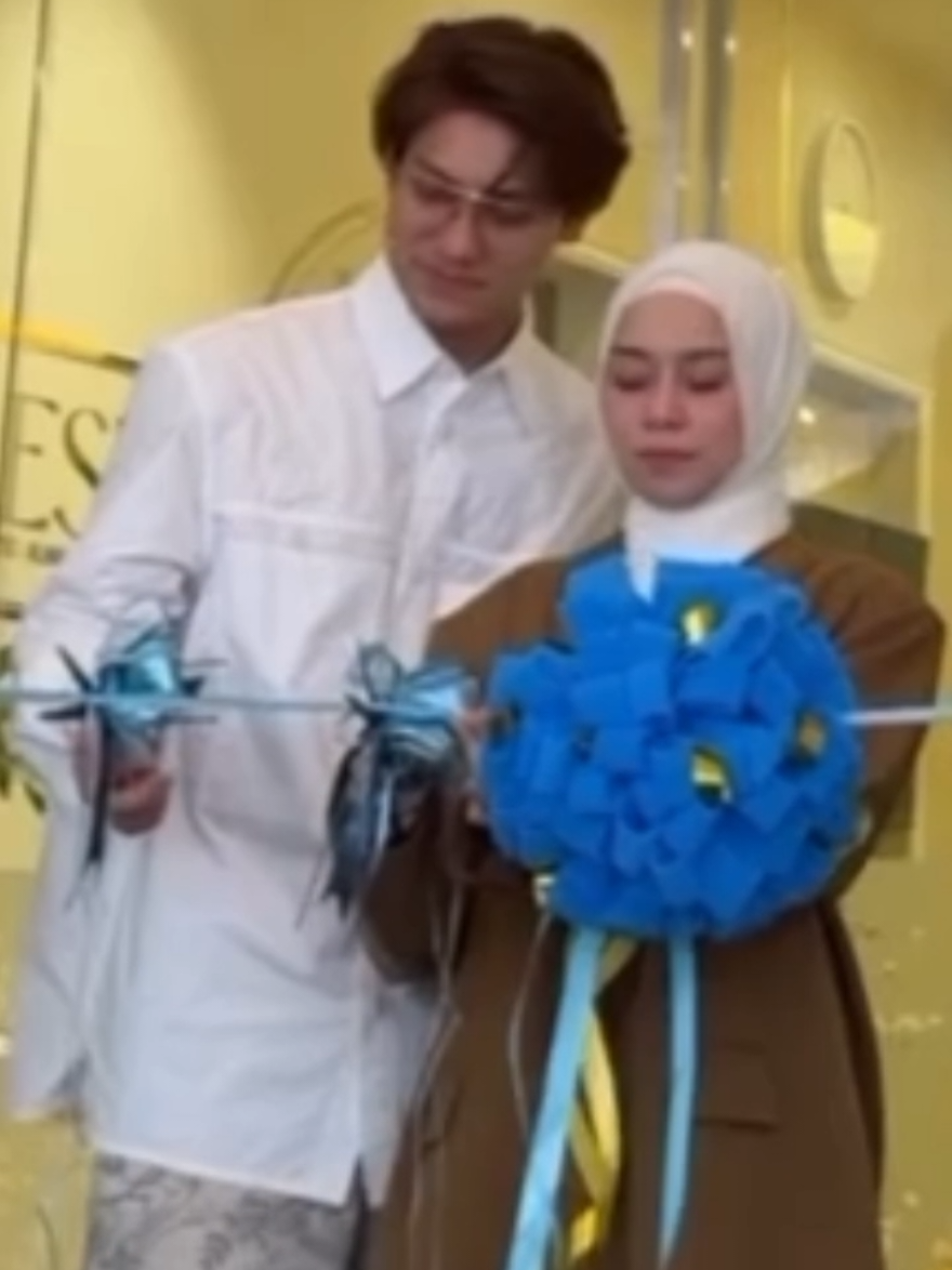 Pokoknya @Lesti Kejora harus selalu menjadi nomor satu di hati @Rizky Billar gak mau ngalah meskipun sama anak 😄 Btw congratz pembukaan lini baru bisnis leslar family 