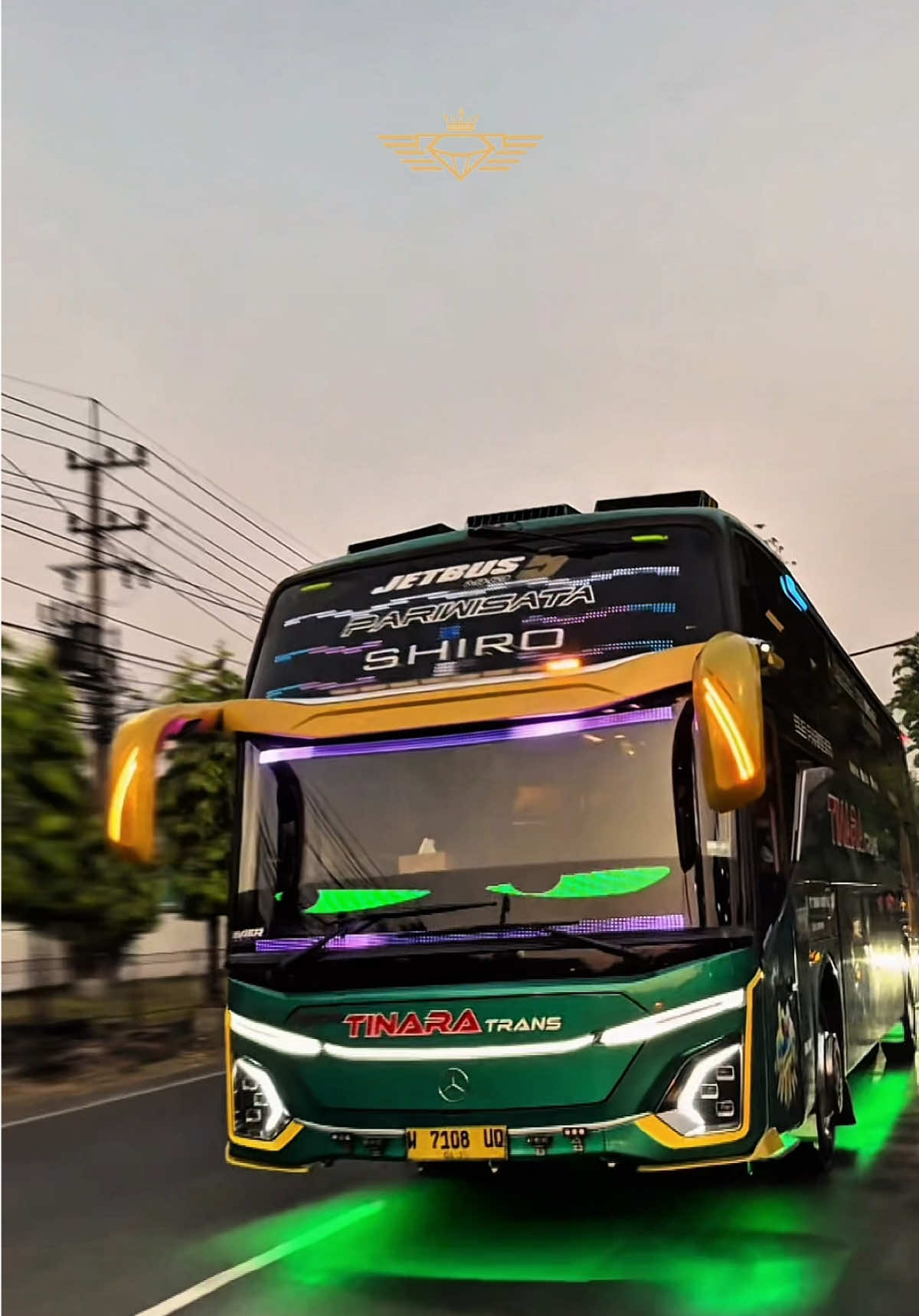 Di bawah langit senja, tampak gagah sang Jetbus 5 SHIRO, membelah jalanan dengan wibawa dan ketenangan. Dipandu oleh tangan dingin Pak Affandi, ditemani kecekatan Mas Iwan, perjalanan terasa penuh makna. Bukan sekadar bus, tapi simbol pesona dan dedikasi dari PO Tinara Trans yang selalu menebar kenyamanan di setiap kilometer. #tinaratrans #buspariwisata #NyamanBersamaTINARA #TINARAtrans #fyp 