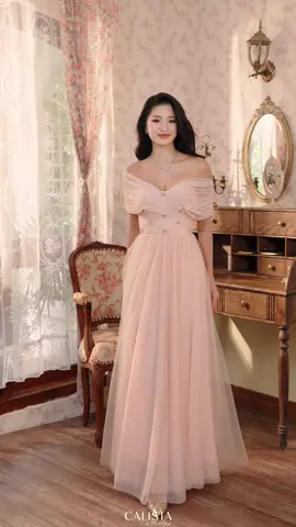 Tựa giấc mơ trong veo, nàng đứng giữa vũ điệu hoa rơi, mang theo nét sang trọng và chút mộng mị rất khẽ. #calistademinhthanh #dress #muse #feedback #calista 