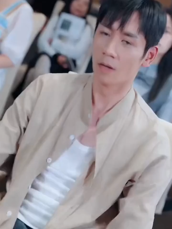 Chàng trai sở hữu đôi mắt thần có thể nhận ra bảo vật. Nhờ đó, anh đã giúp mọi người tránh mua phải chiếc bình gốm giả trong buổi đấu giá#xuhuong #reviewphim